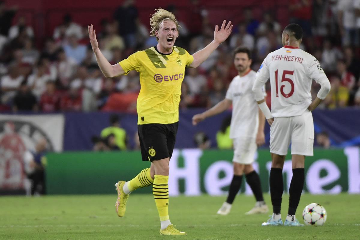 Julian Brandt selló el triunfo del Borussia Dortmund.