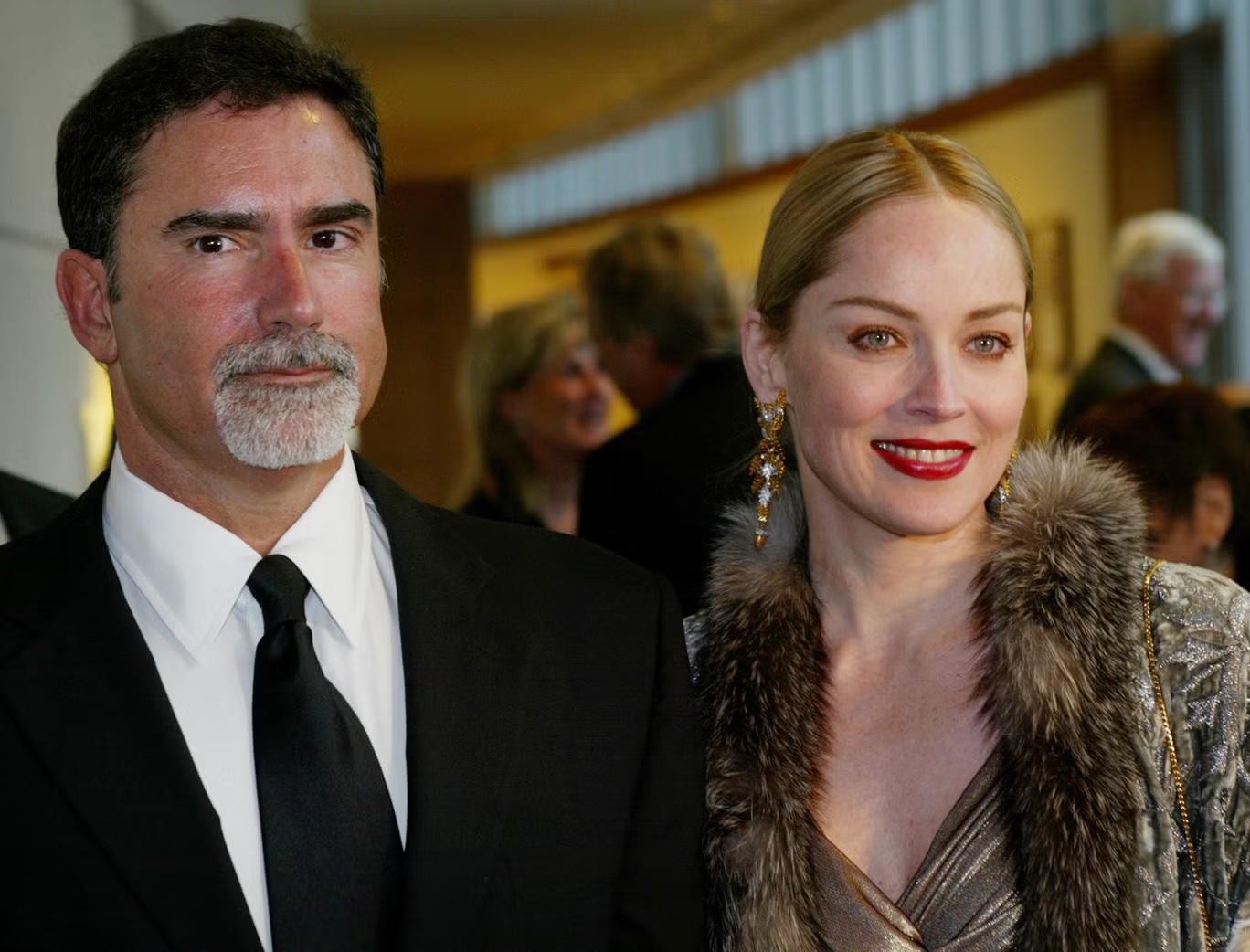 Sharon Stone dice que su esposo la dejó tras su decisión de someterse a una mastectomía