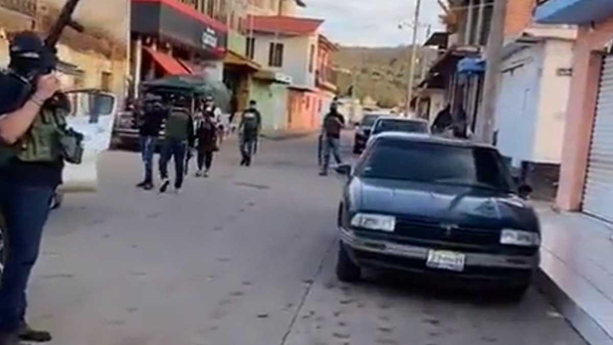VIDEO: Convoy de sicarios del Cartel de Jalisco exhiben su armamento