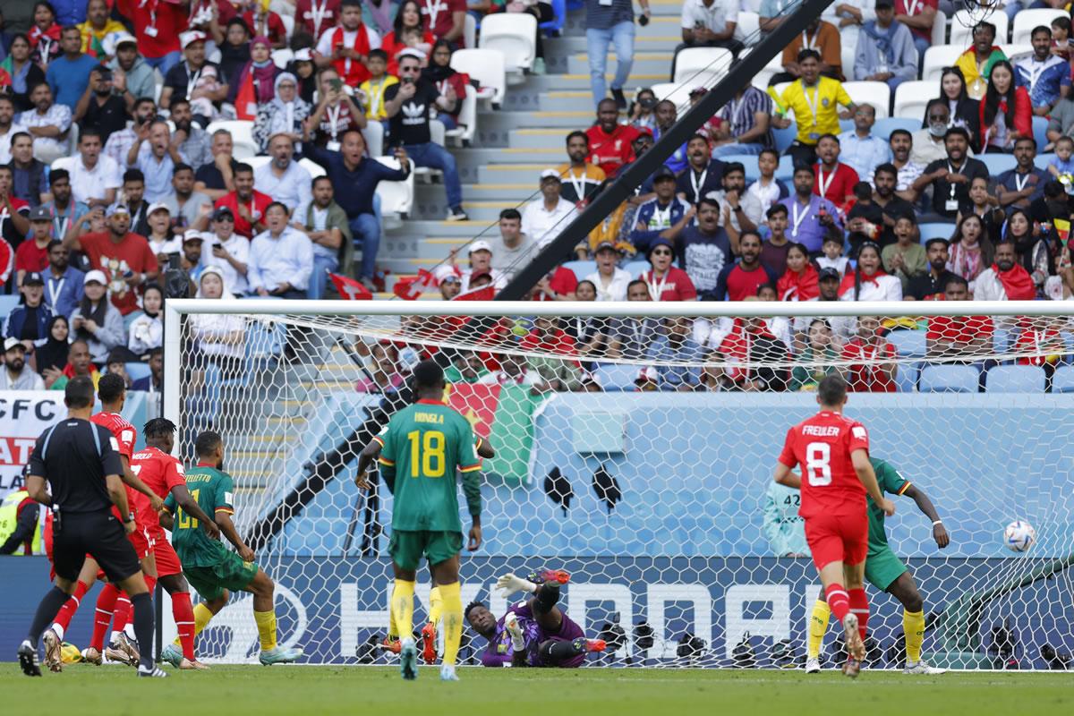 Breel Embolo condenó a su país de nacimiento con este gol para el triunfo de Suiza.