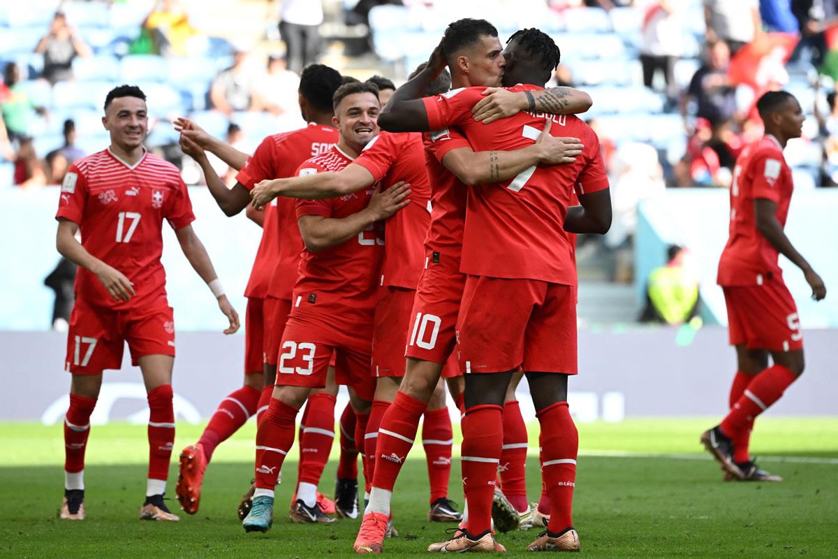 Los jugadores de Suiza celebran con Embolo el gol ante Camerún.