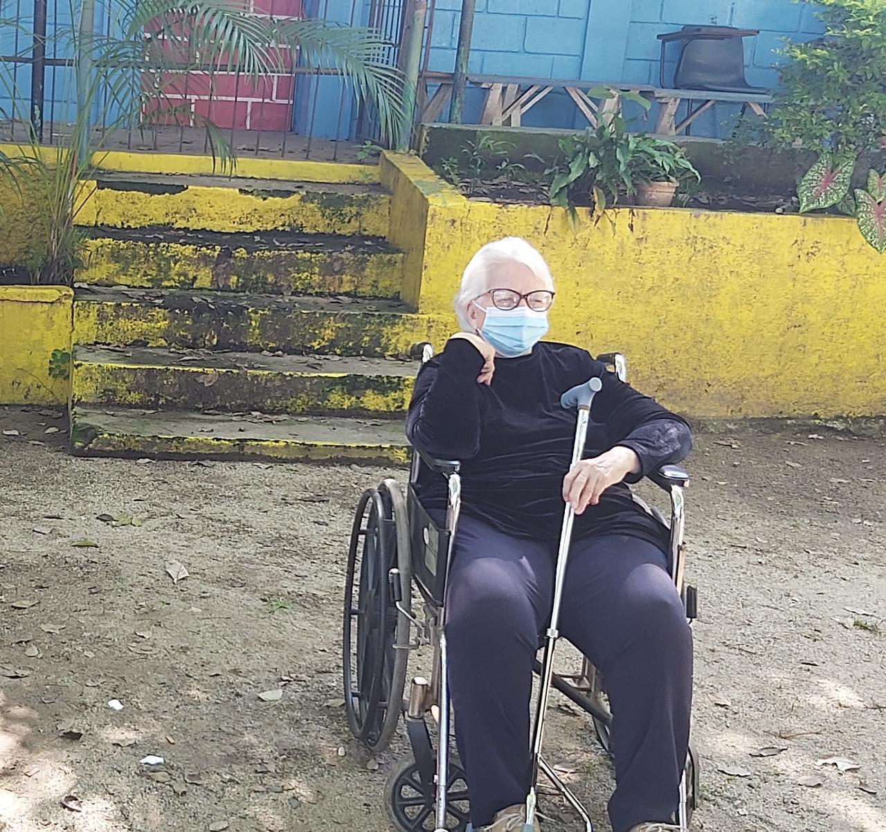Albertina Bueso, de 87 años, llegó hasta el centro de votación Dionisio de Herrera, el barrio Río de Piedras de San Pedro Sula.