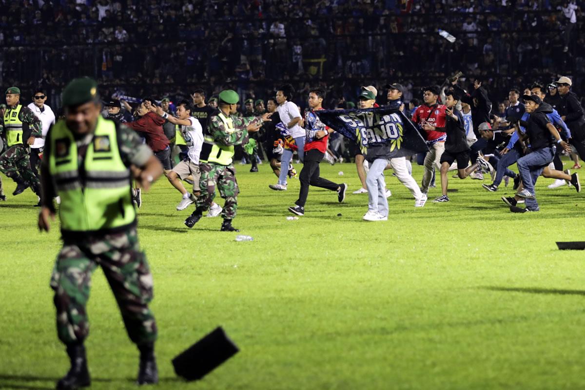 Los aficionados del Arema FC invadieron el campo, provocando disturbios graves.