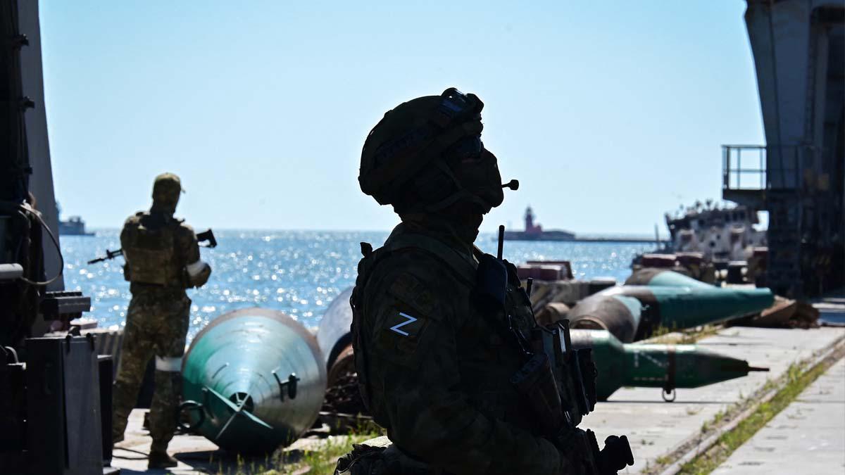 Militares rusos patrullan un territorio del puerto marítimo en la ciudad de Mariupol, Ucrania.