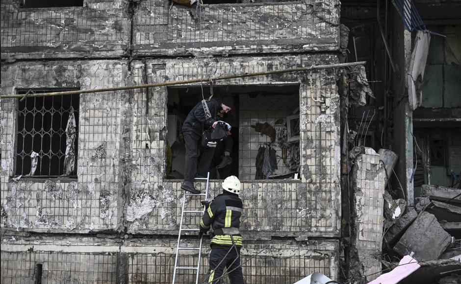 Varios barrios de la capital de Ucrania Kiev fueron objeto de bombardeos y ataques con misiles.