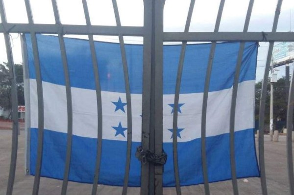 La Bandera Nacional está puesta en símbolo de protesta en Ciudad Universitaria de Tegucigalpa.