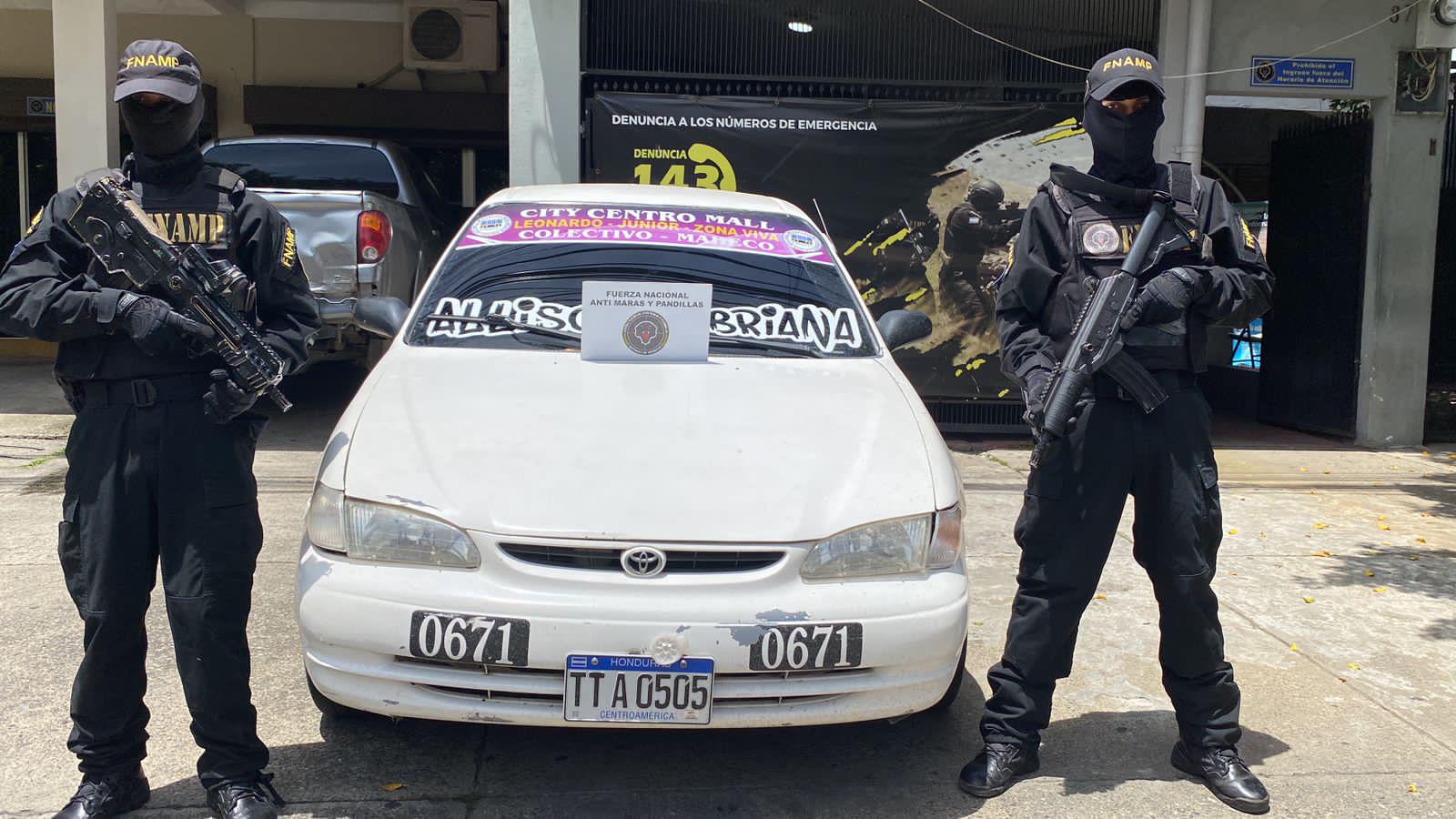 Unidad de taxi decomisada a alias “El Guasón”, taxista que presuntamente extorsionada a transportistas en San Pedro Sula.