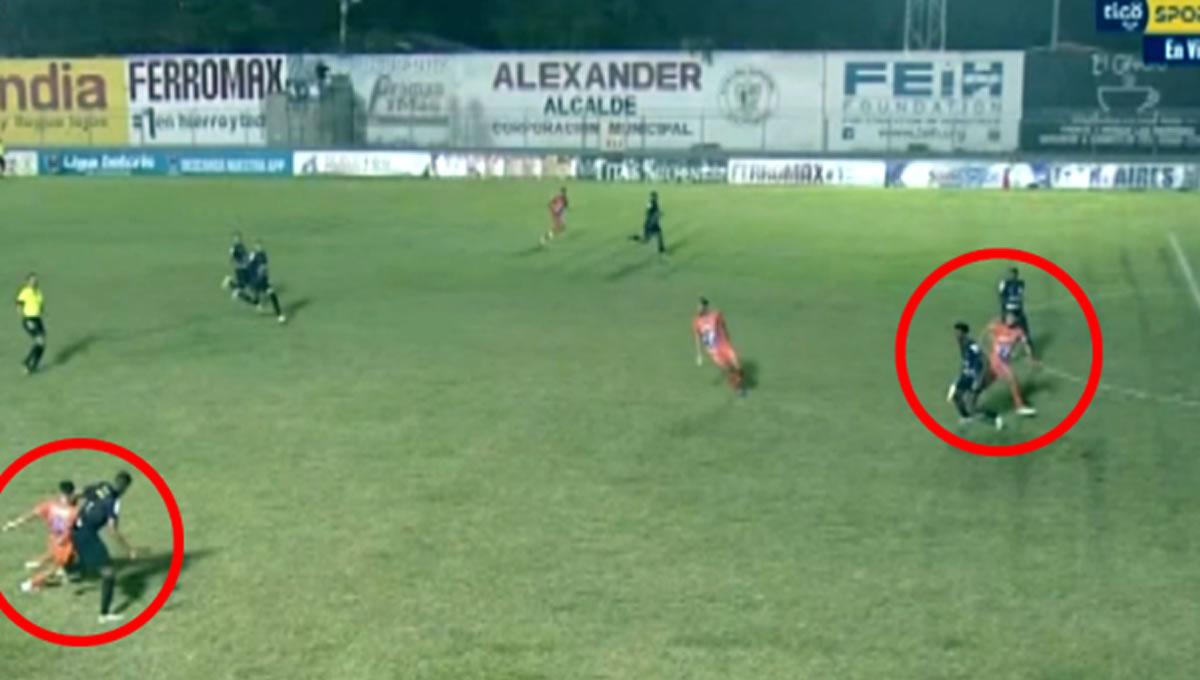 La imagen que muestra que Juan Ramón Mejía estaba bien habilitado al momento del pase. La jugada acabó en gol, pero el árbitro la anulo por fuera de juego que no había.