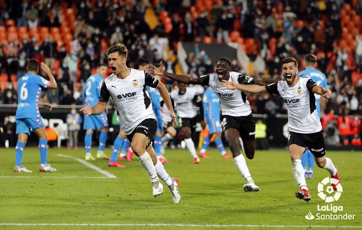 Hugo Duro entró de cambio y marcó los dos goles en el descuento para el empate del Valencia.