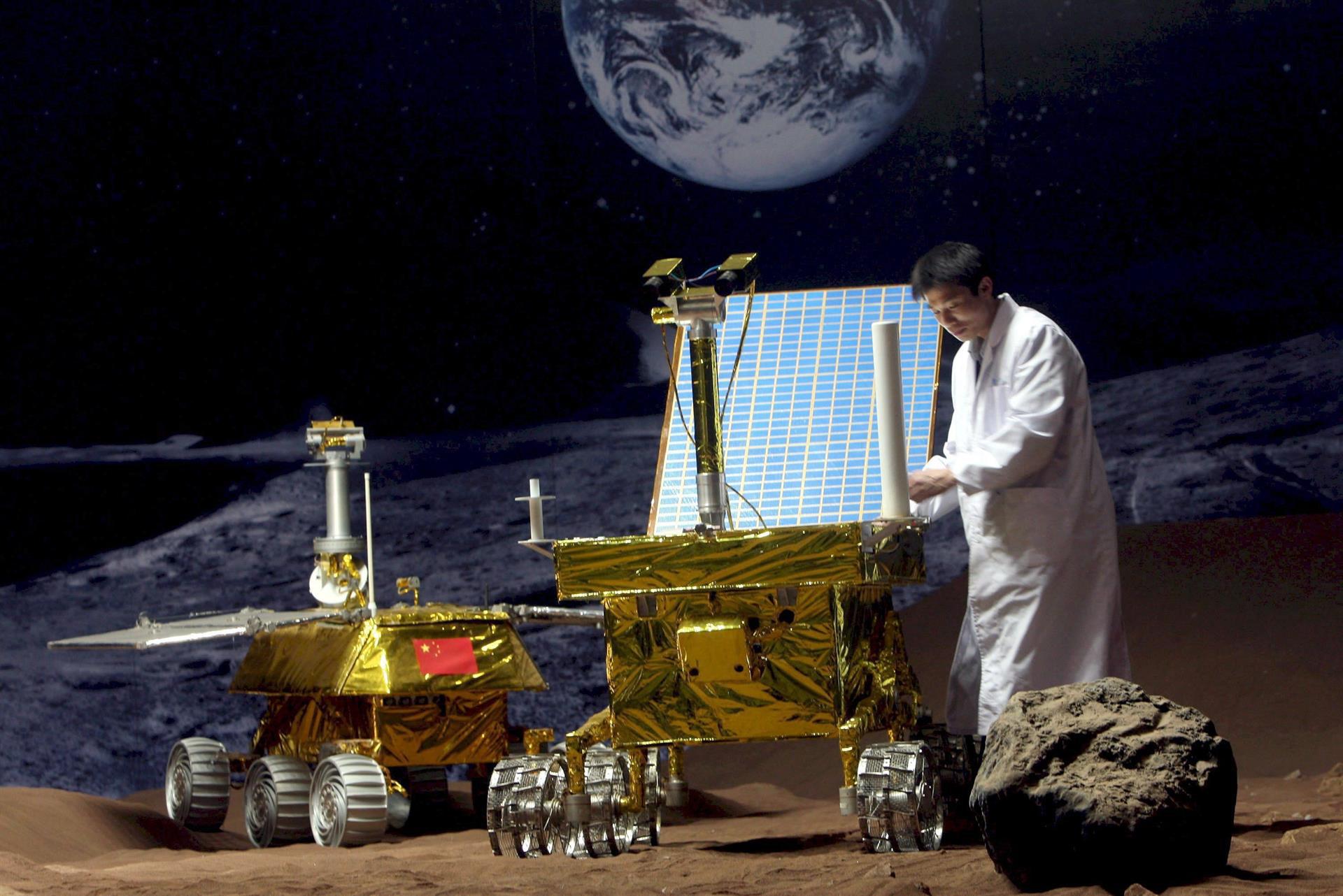 Imagen de archivo de un investigador chino trabaja en un prototipo de vehículo lunar en una superficie simulada.
