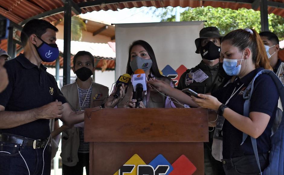 La jefa de la Oficina Regional Electoral del Estado Barinas y vocera del Consejo Nacional Electoral (CNE), Denysis Pérez, pronuncia un discurso luego de votar durante la repetición de las elecciones.