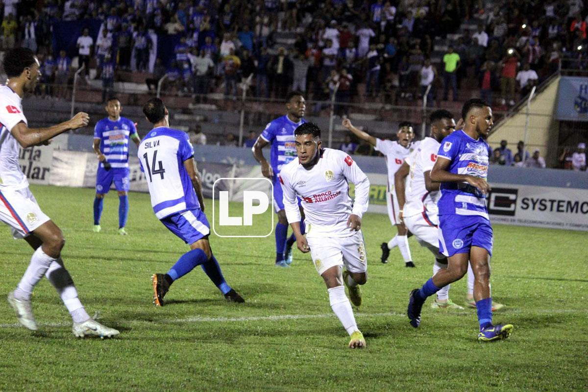 Michaell Chirinos corre a celebrar su primer gol del partido en La Ceiba.