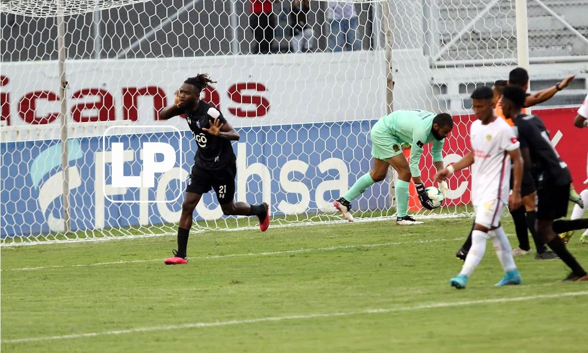 Geovanny Martínez celebrando su gol que le dio el empate al Honduras Progreso contra el Olimpia.