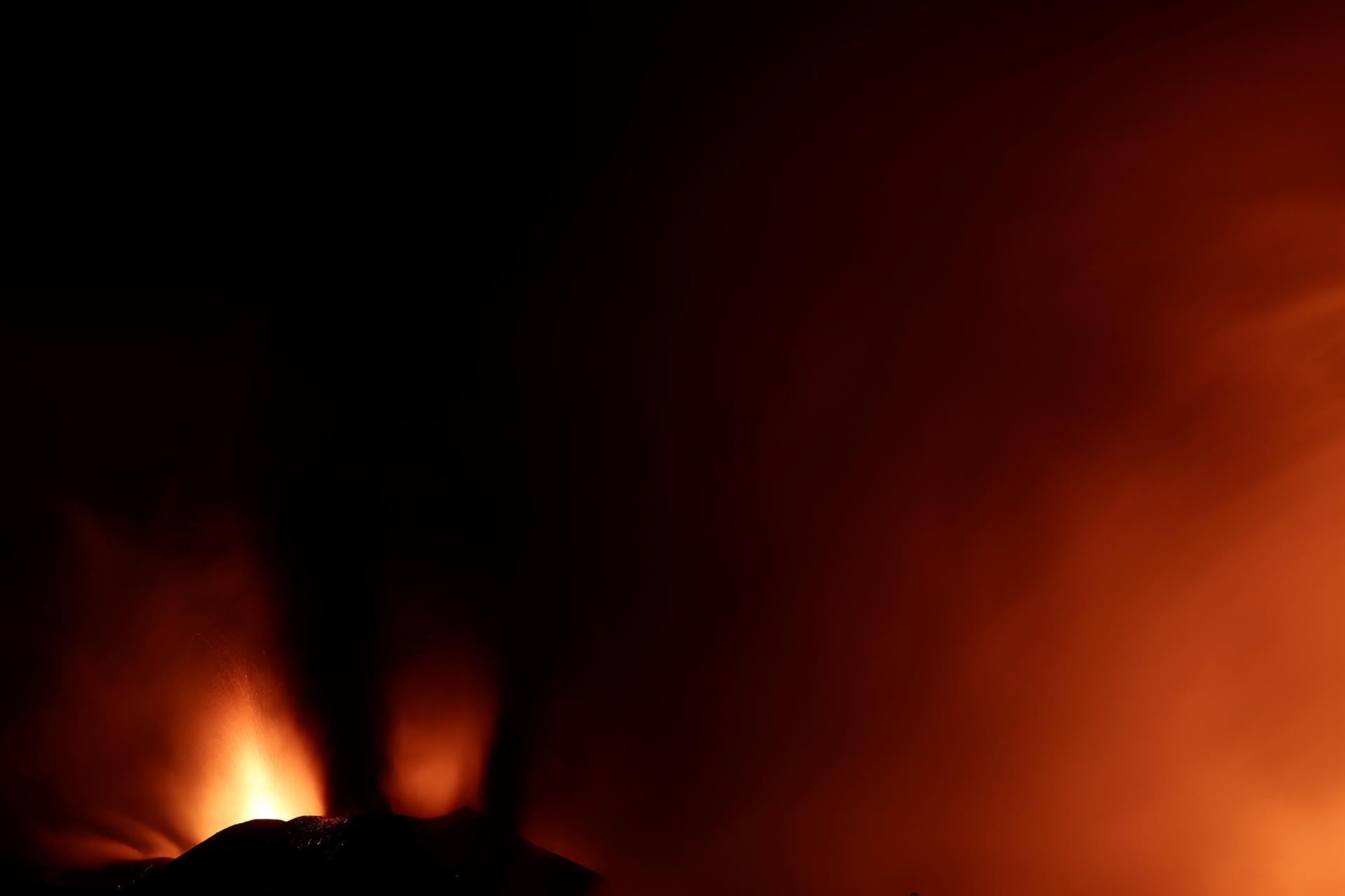 Dos intensas columnas de humo negro tapan el cono del volcán Cumbre Vieja en una imagen tomada desde Tacande, La Palma.