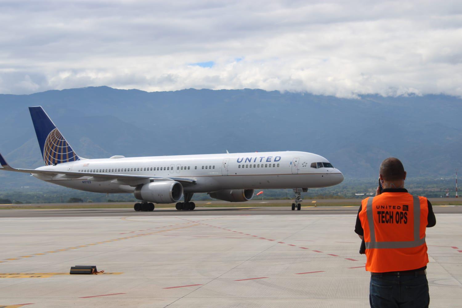 Vuelo de la aerolínea Unitec aterriza en la pista del Aeropuerto Internacional de Palmerola, en Comayagua, Honduras, este jueves 16 de diciembre de 2021.