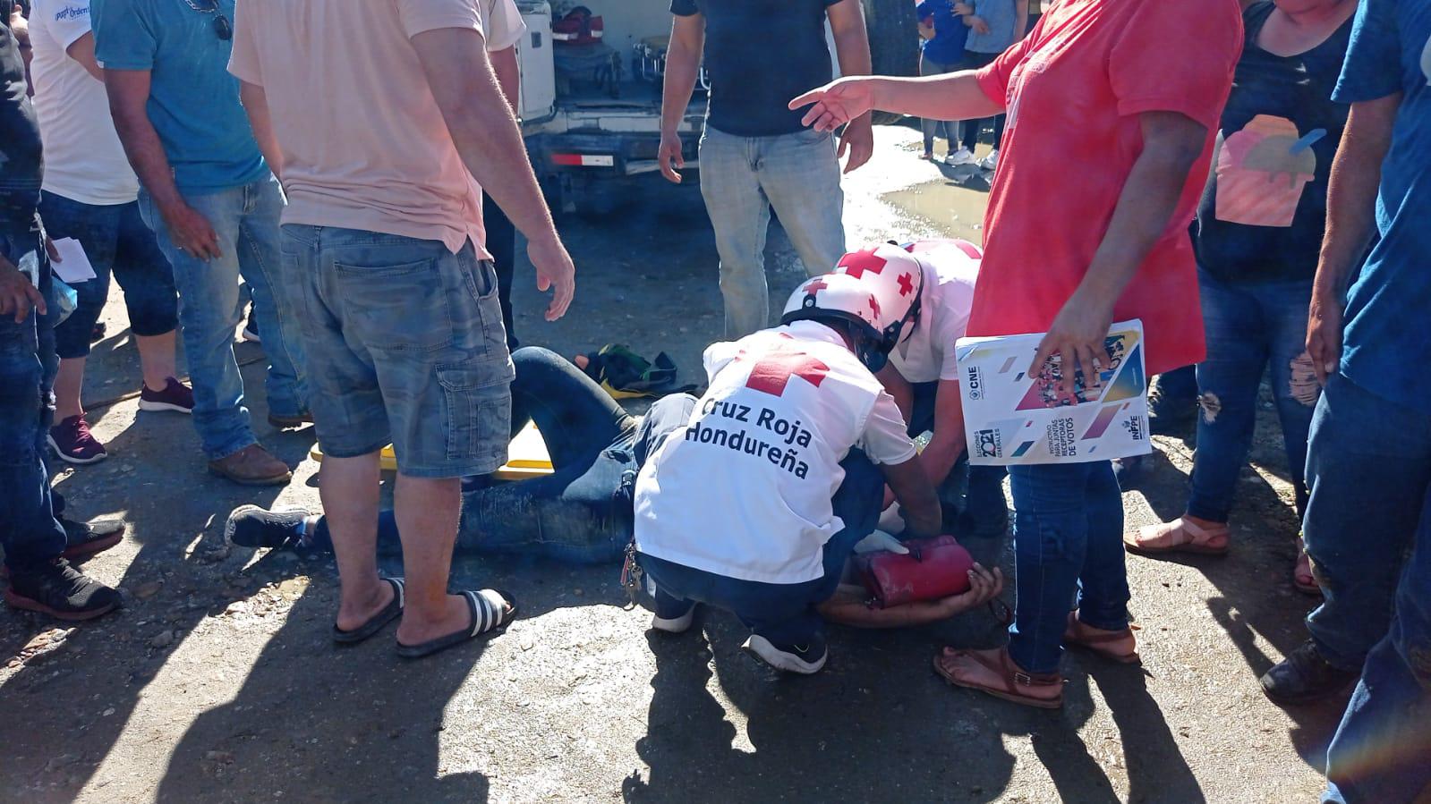 $!Miembros de la Cruz Roja brindaron atención a la víctima.