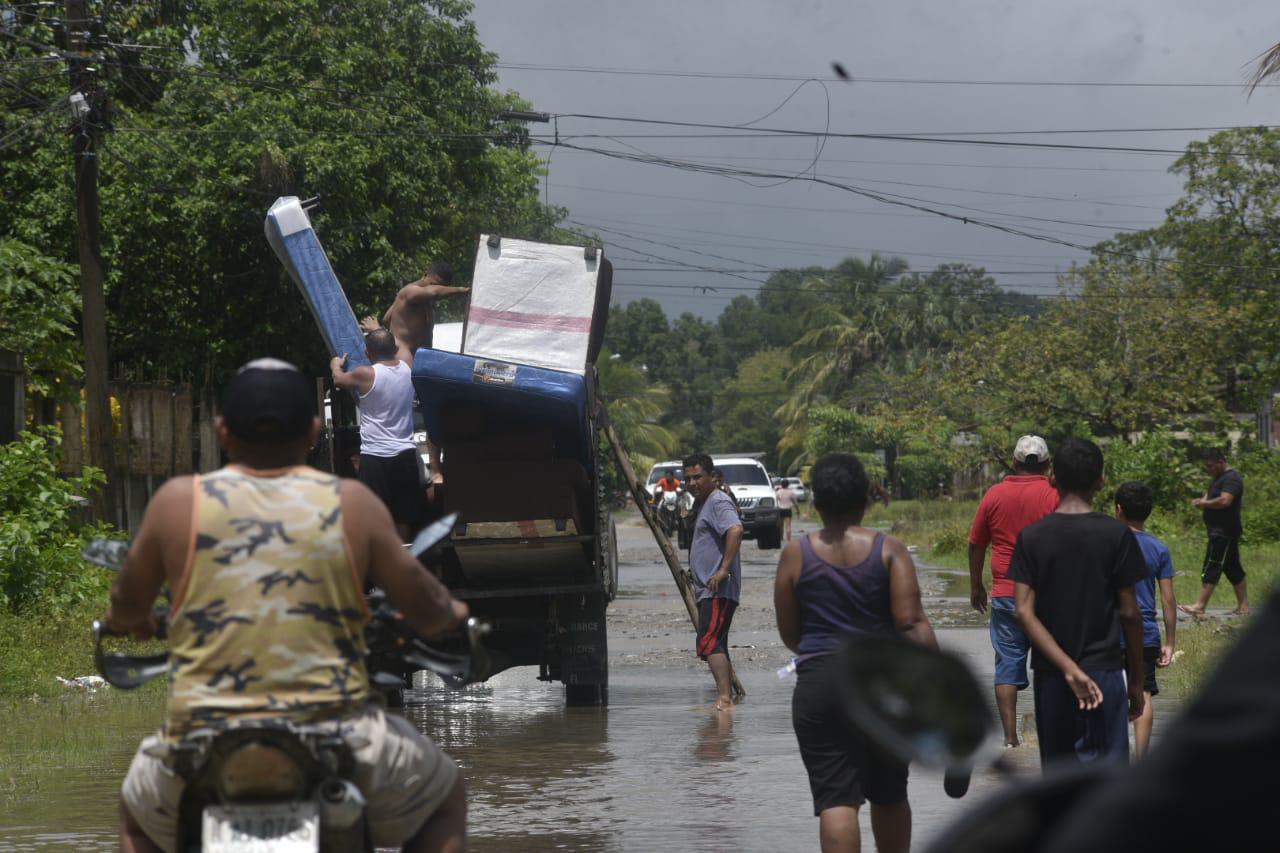 Cientos de personas han sido evacuadas de zonas de riesgo, colindantes con el río Ulúa, ante la amenaza de graves inundaciones.