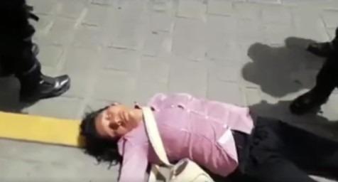 Video: Mujer finge desmayo para que no la detenga la policía