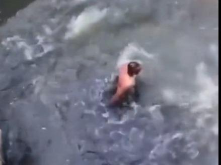 Video: Desnudan, golpean y lanzan a canal de aguas negras a un ladrón