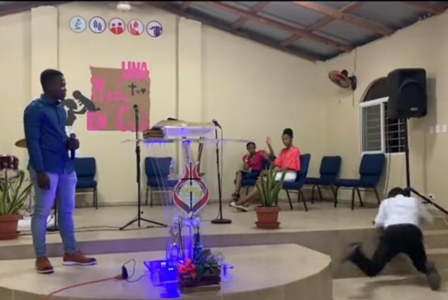 Video: Pastor se cae del altar mientras predicaba