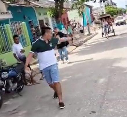 Video: Policía dispara contra hombre por intentar golpearlo con una piedra