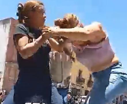 Video: Mujeres se arrastran del cabello en vía pública