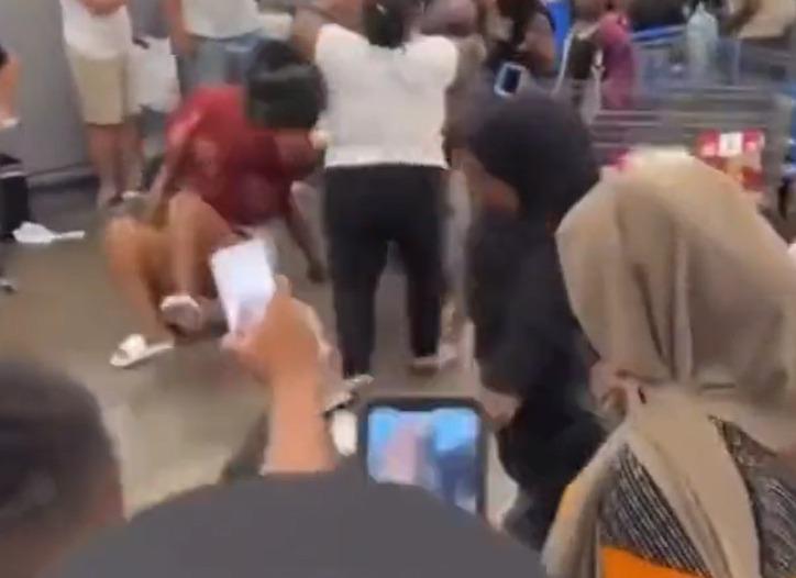 Video: Mujeres se van a los golpes en supermercado