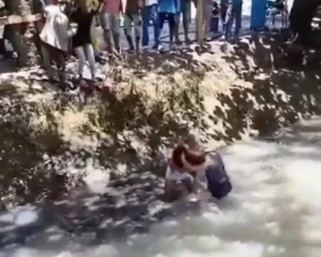 Video: Mujeres se van a los golpes dentro de un canal de aguas negras