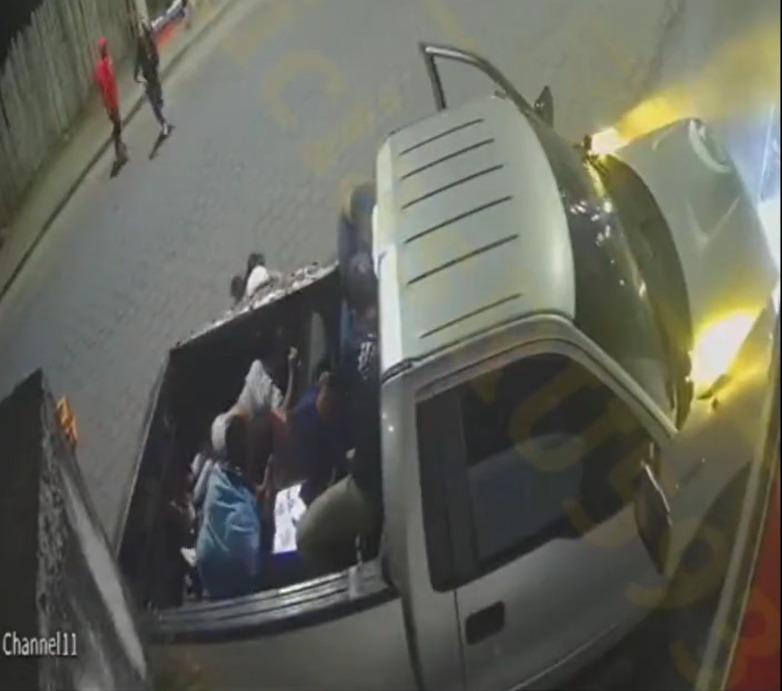 Video: Carro se estrella en muro y jóvenes salen volando