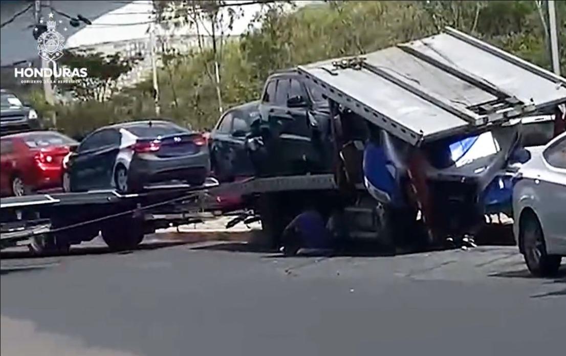 Video: Rastra que transportaba carros se estrella contra puente en Tegucigalpa