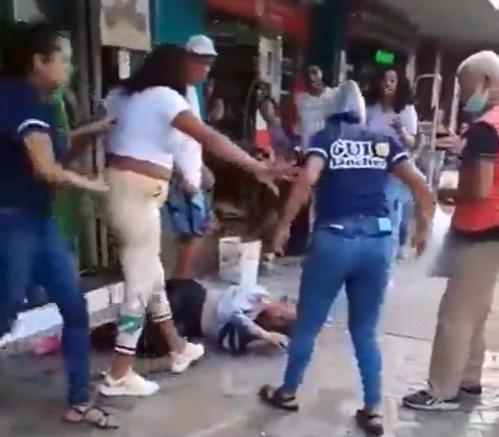 Video: A golpes sacan a mujer de una cafetería