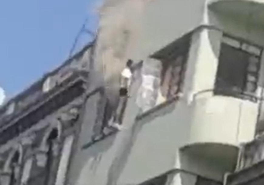 Video: Hombre se lanza de edificio en llamas para salvar su vida