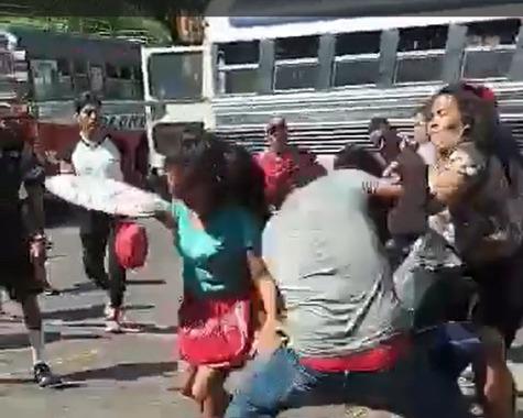 Video: Migrantes se van a golpes con ayudante de bus y termina en tragedia