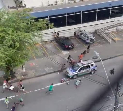 Video: Vehículo de la Policía Militar atropella a varias personas