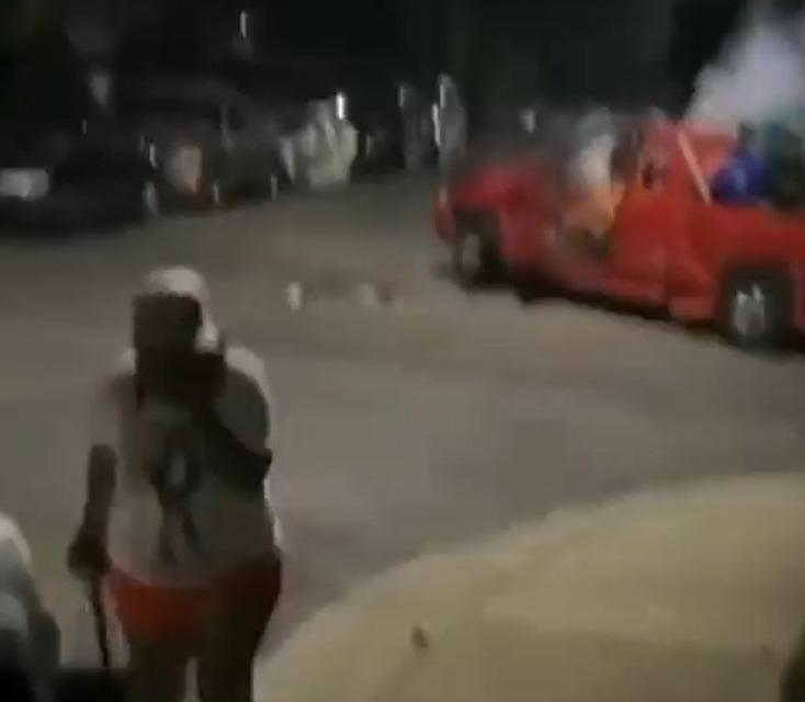 VIDEO: Hombre lanza mortero a otro dentro del carro y explotó