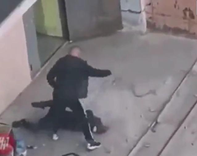 VIDEO: Hombre golpea a su esposa en vía pública