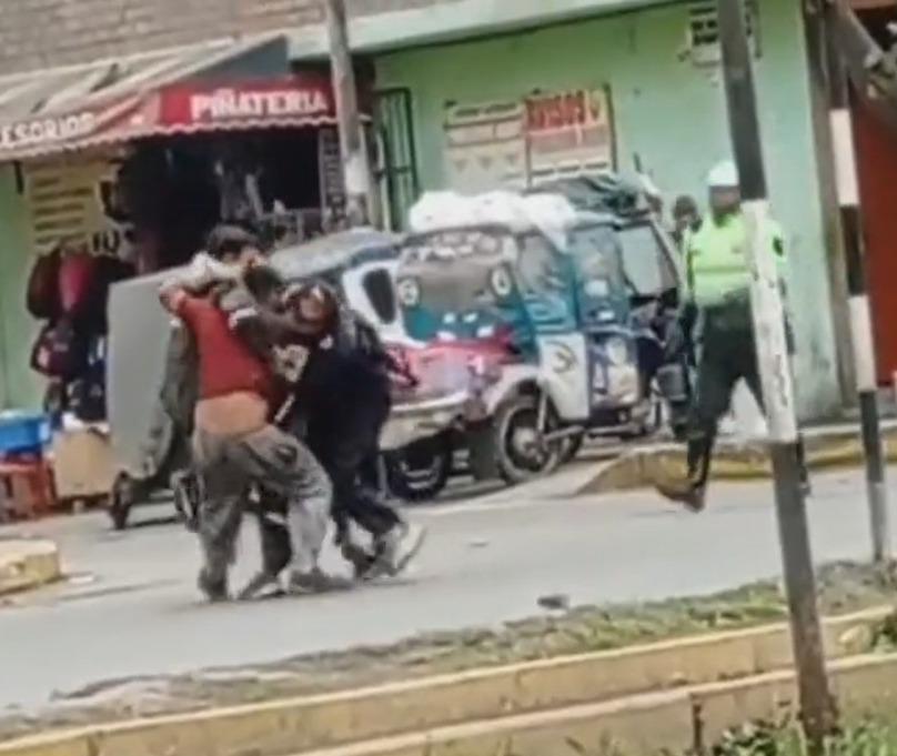 Video: Hombres se machetean y policías les disparan