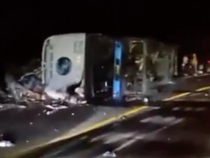 Video: Mueren 18 migrantes y otros 27 resultan heridos en accidente de autobús en México