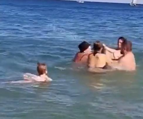 Video: Mujer deja a bebé dentro del mar por pelearse con otra