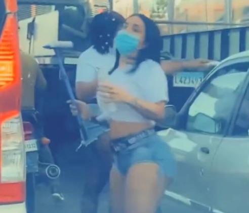 Video: Voluptuosa mujer roba suspiros al limpiar vidrios en semáforo