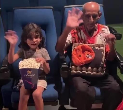 Video: Abuelo y su nieta fueron por primera vez al cine y se viralizaron