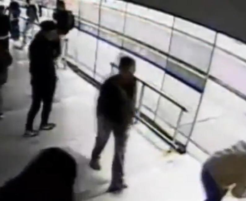 Video: Hombre asalta a mujer y bus lo atropella