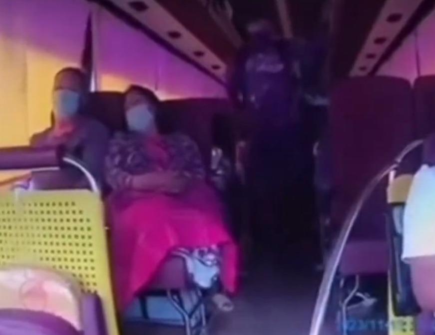 Video: Graban momento cuando sicario mata a pareja en autobús