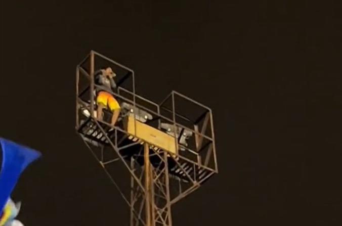 Video: Hondureño sube a torre de estado Chelato Uclés a celebrar triunfo