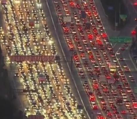 Video: Impactante tráfico en autopista de Los Ángeles antes del Día de Acción de Gracias