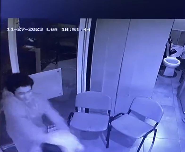 Video: Joven golpea a guardia de seguridad tras pedirle su identificación