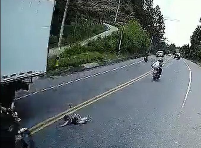 Video: Niña se salva de milagro tras ser atropellada por dos motos