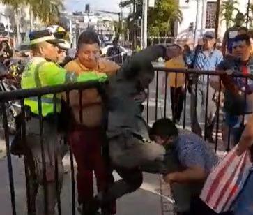 Video: Policía municipal se va a golpes con hombre en parque de SPS