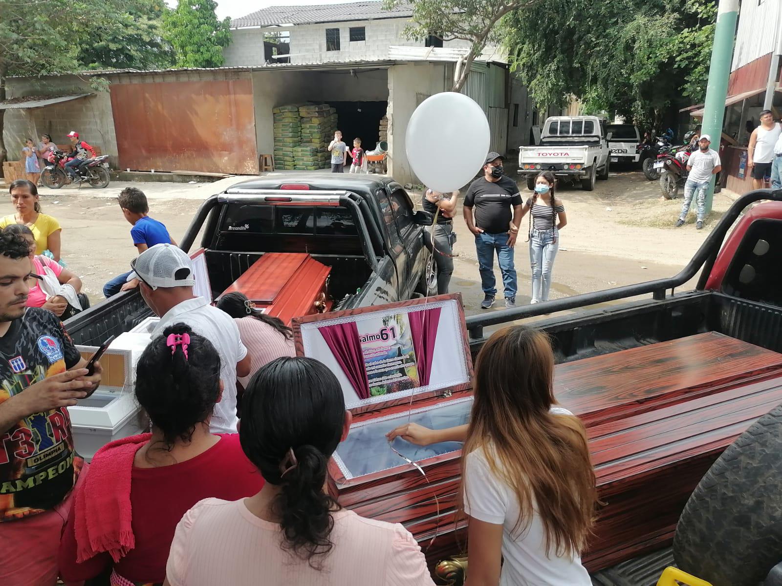 Con globos blancos al cielo despiden a familia que murió en accidente de Cofradía