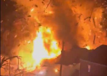 Video: Explota casa en Arlington, mientras la policía buscaba a hombre